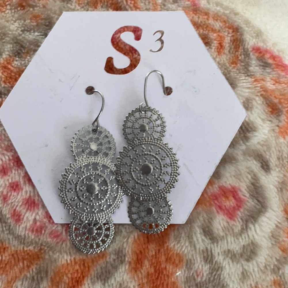 Light weight metal filigree earrings 🔨
